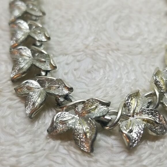 Signed Coro Necklace Multi Three Leaf Links Silver Vintage Necklace - Picture 4 of 11